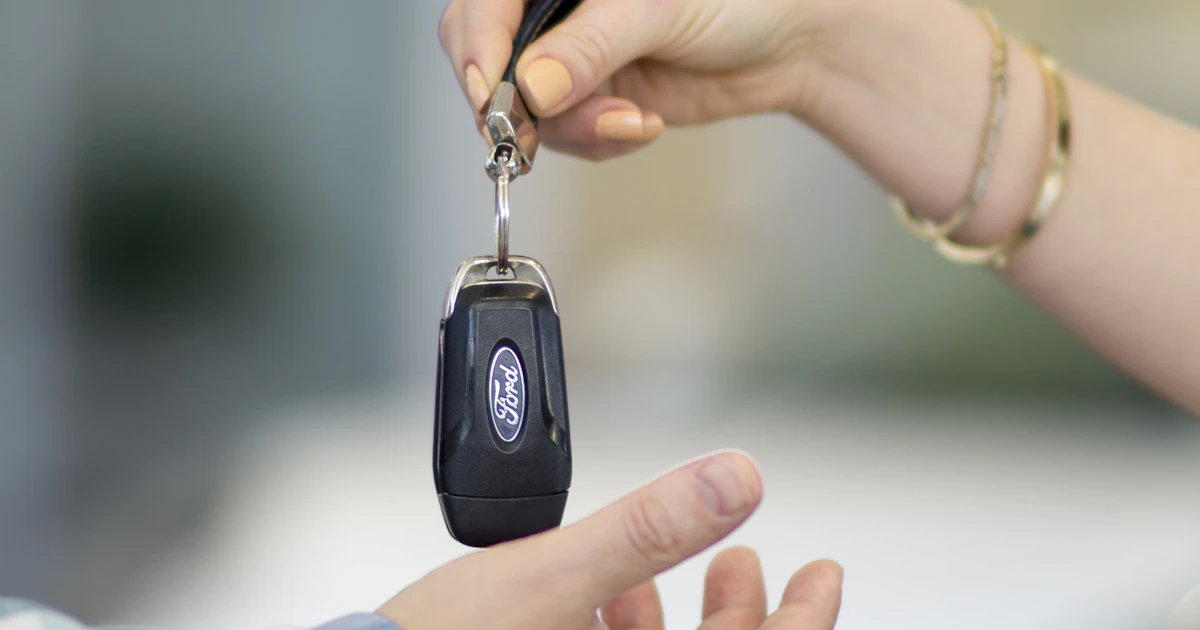 Chave e contrato de seguro para carro financiado sobre a mesa