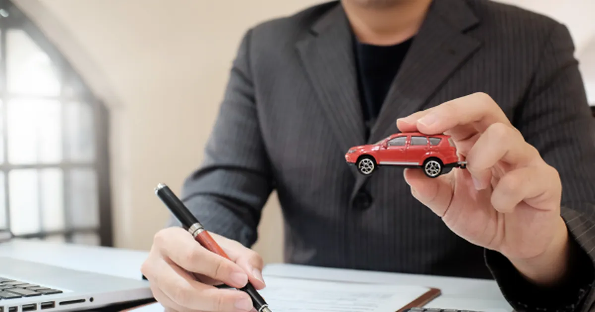 Cliente e corretora de seguro de carro analisando cotações na mesa