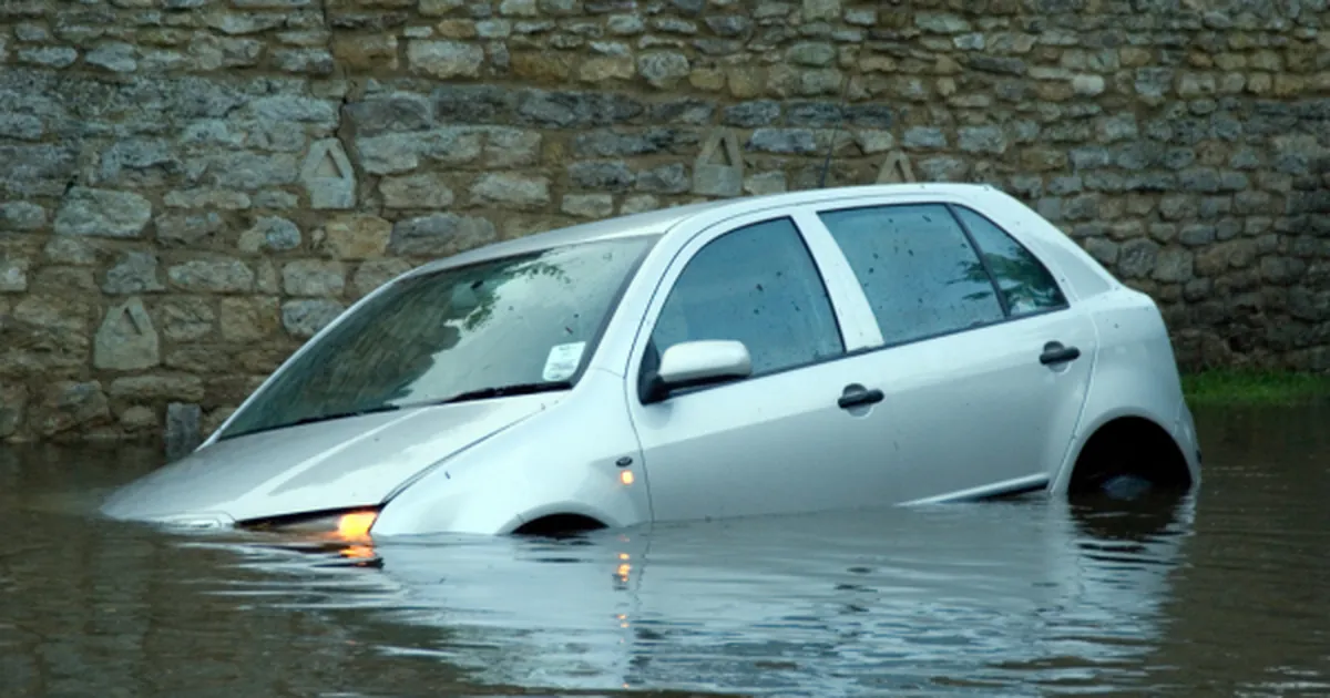 Carro parcialmente submerso em enchente coberta pelo seguro de carro