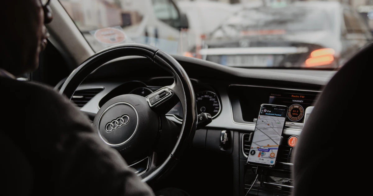 Motorista de aplicativo dirigindo com seguro de carro adequado