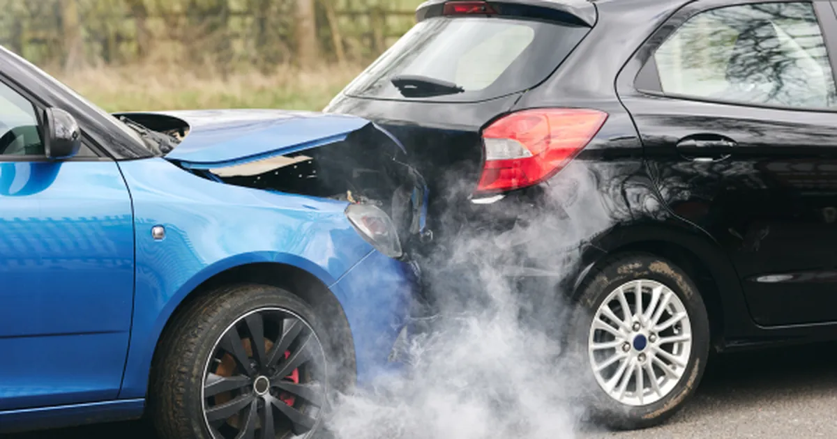 Motorista fotografando os carros para registrar um acidente de trânsito